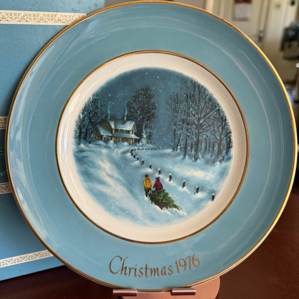 Vintage Avon Christmas Plate 1976 "Bringing Home The Tree" Third Edition